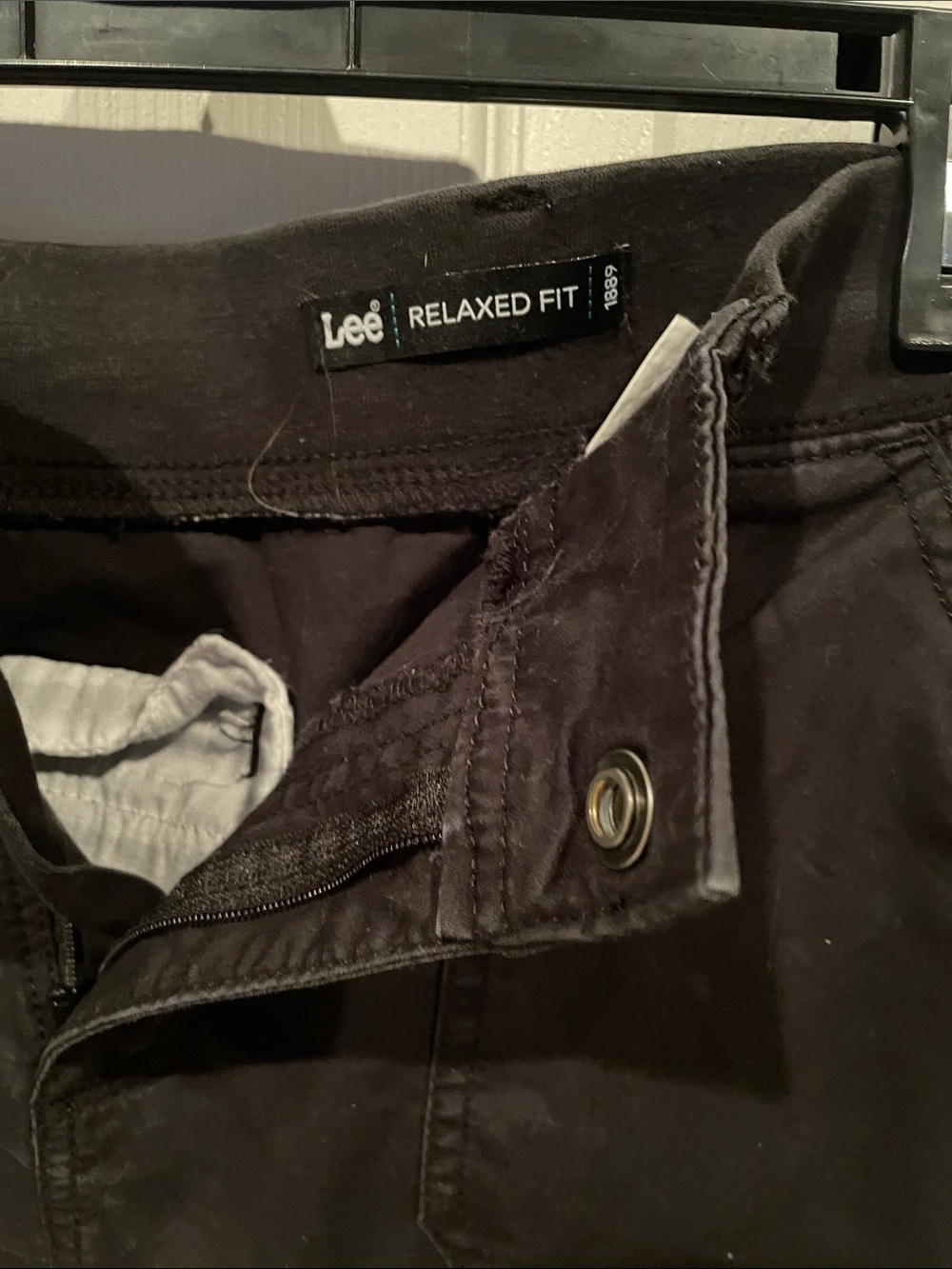 Black Cargo capri Pants - Picture 4 of 5